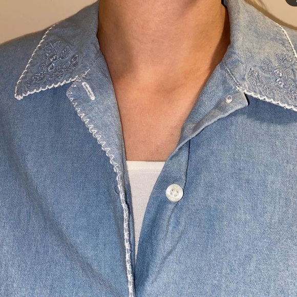 Button up with floral collar🌻 - Picture 1 of 2